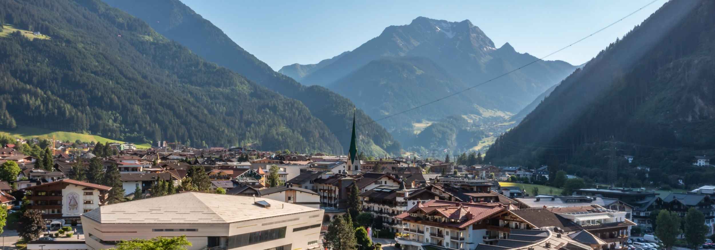Das Europahaus mitten in Mayrhofen vor Bergkulisse