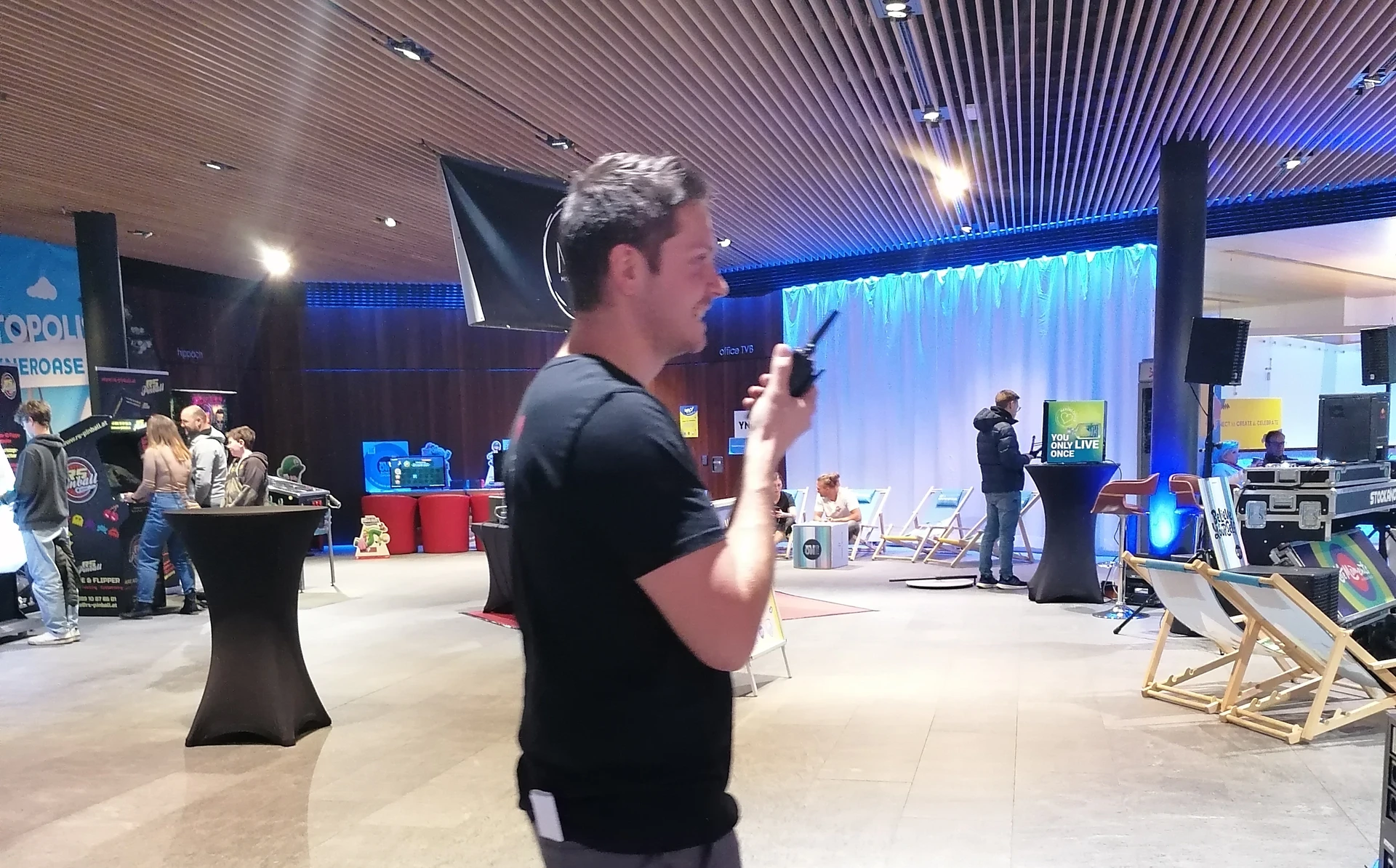 "Mikrofon habt's eh?"